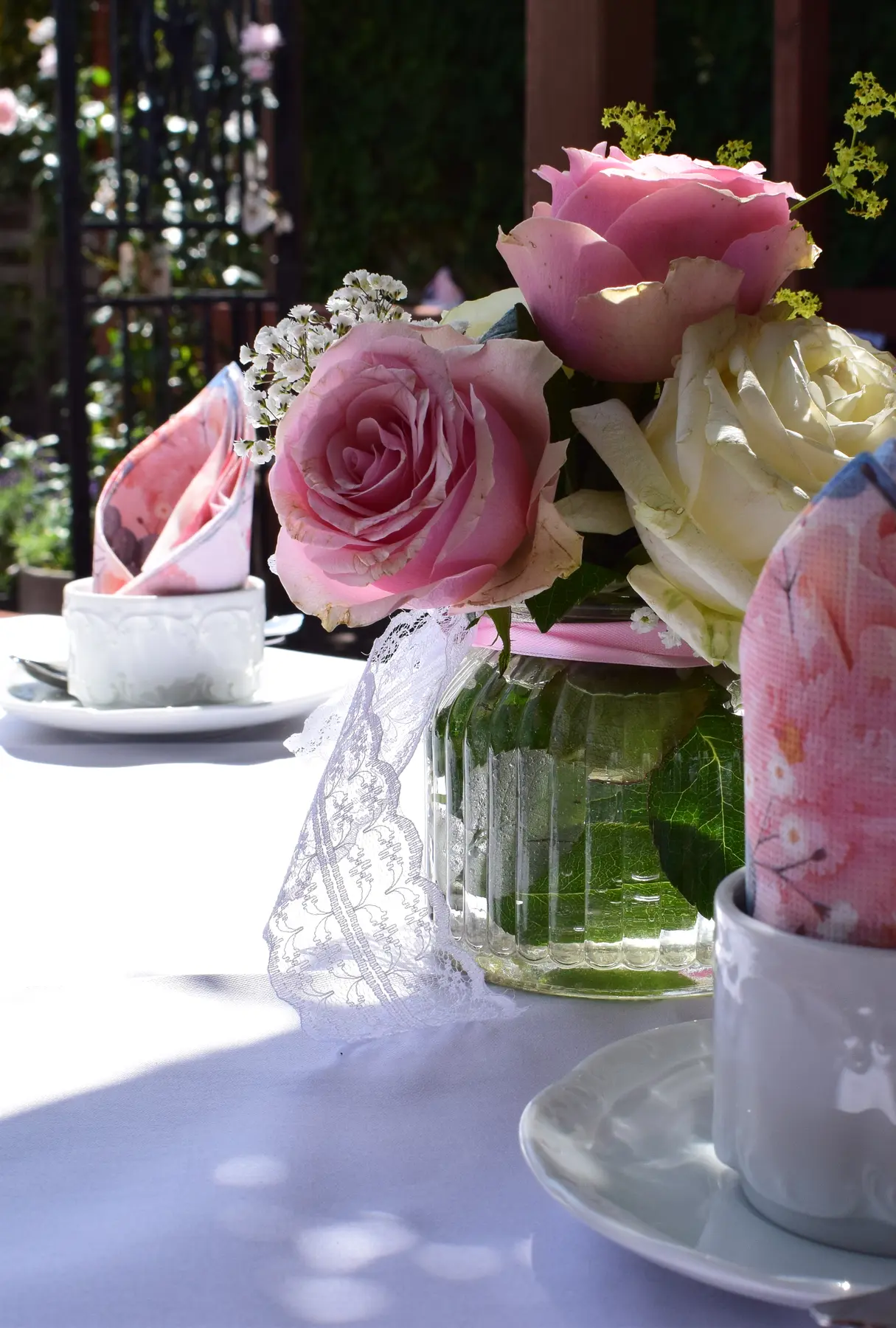 Liebevoll gedeckter Tisch mit Blumen für eine Feier vom Restaurant Zum Farmer
