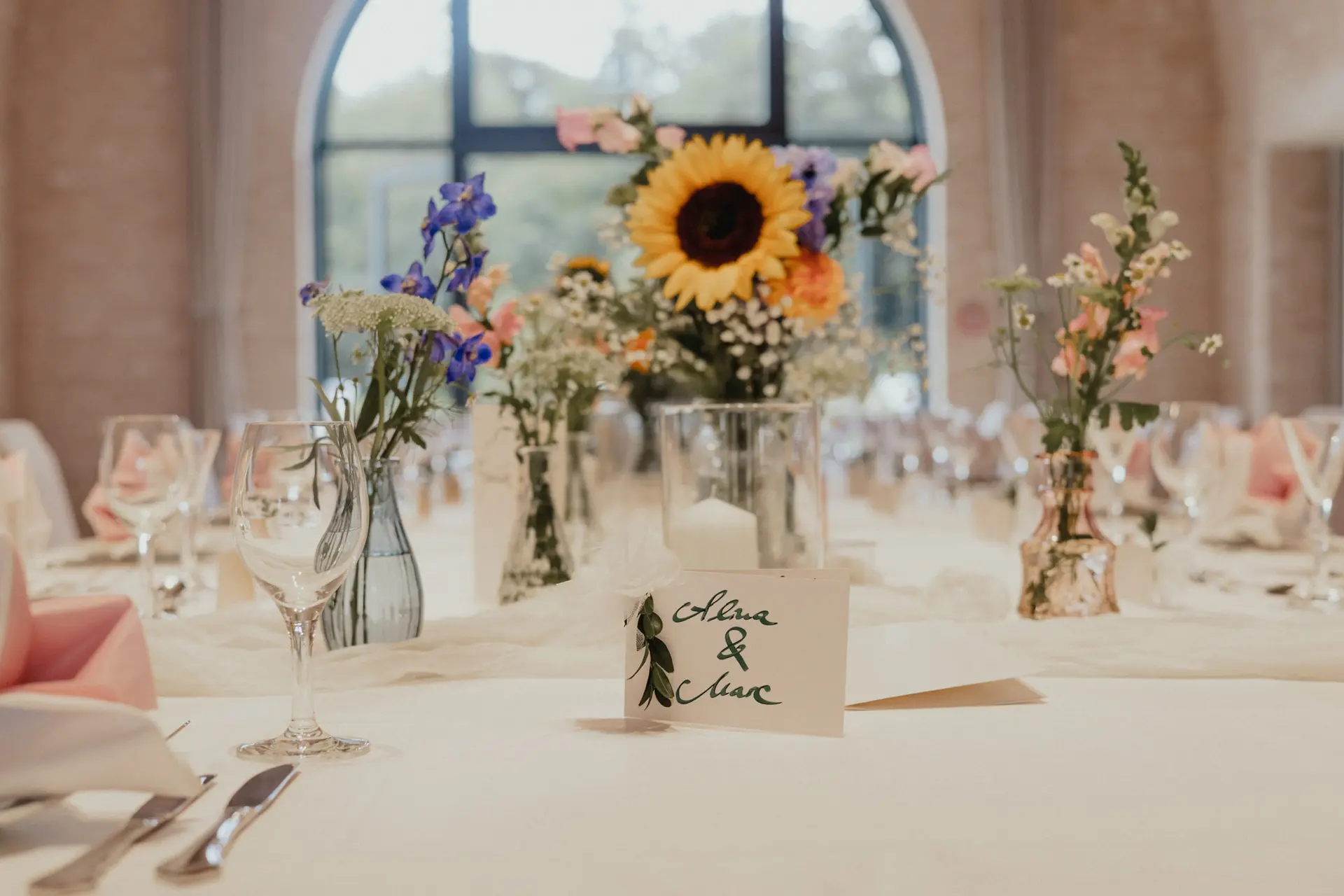 Festlich gedeckte Hochzeitstafel beim Catering vom Restaurant Zum Farmer